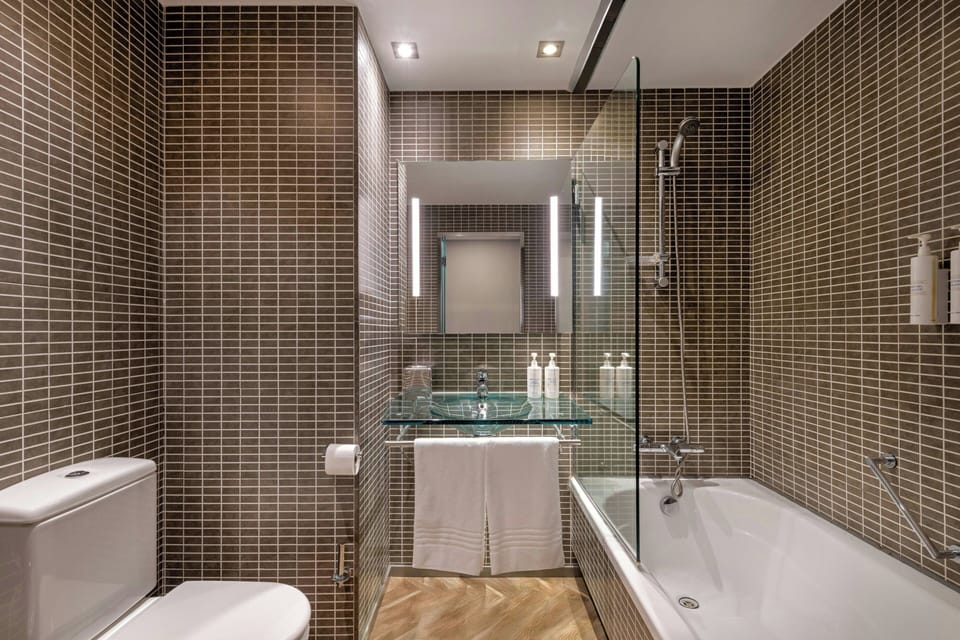 Standard Room, 2 Twin Beds | Bathroom | Combined shower/tub, designer toiletries, hair dryer, bidet