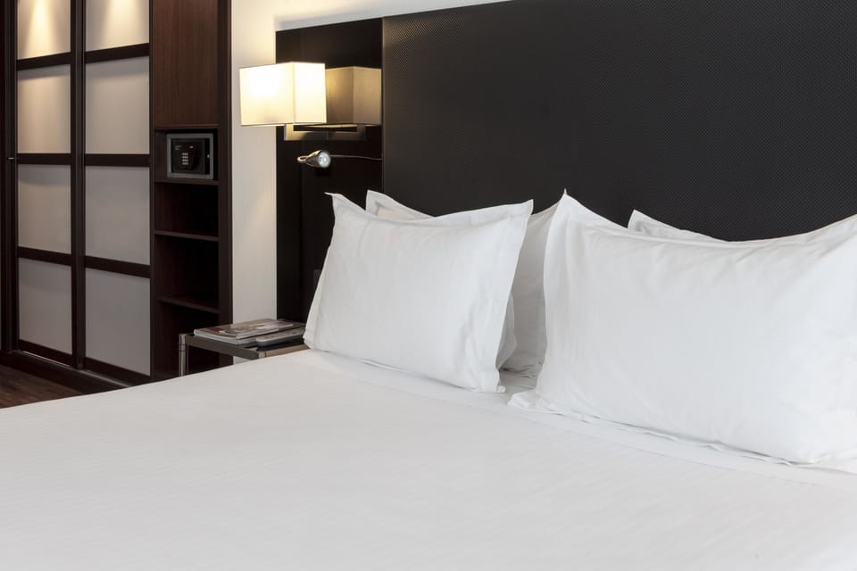 Standard Room, 2 Twin Beds | 1 bedroom, minibar, in-room safe, desk