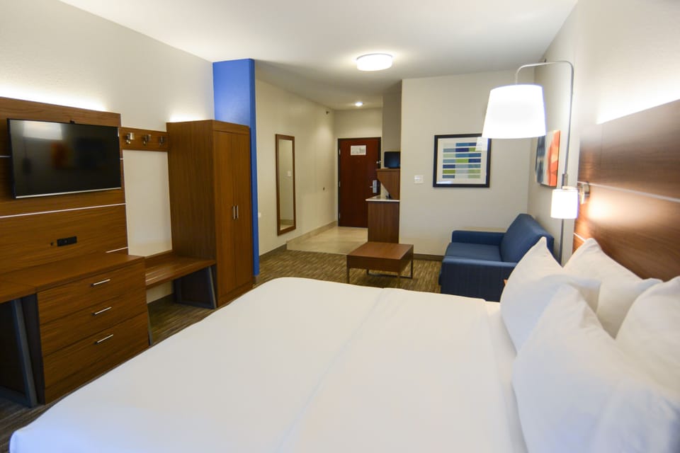 Suite, 1 King Bed, Accessible, Non Smoking (Mobility) | Hypo-allergenic bedding available, pillowtop beds, desk