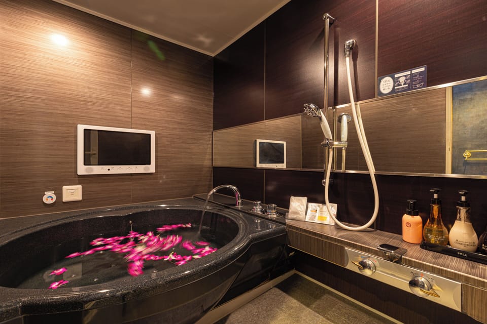 Royal Balian with Open-Air Bath | Bathroom | Separate tub and shower, deep soaking tub, free toiletries, hair dryer