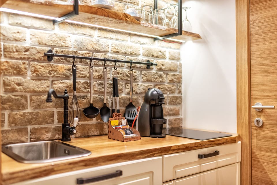 Luxury Apartment, 1 King Bed with Sofa bed | Private kitchen | Microwave, coffee/tea maker
