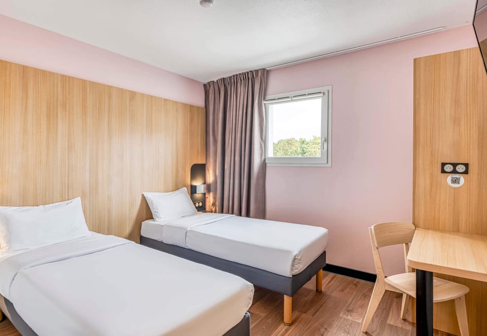 Twin Room, Non Smoking | Desk, blackout drapes, soundproofing, free cribs/infant beds