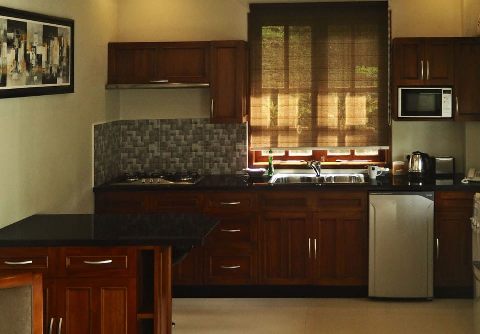 Garden Studio Apartment | Private kitchen | Coffee/tea maker, electric kettle