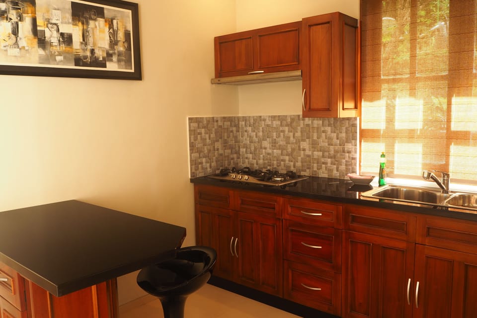 Garden Studio Apartment | Private kitchen | Coffee/tea maker, electric kettle