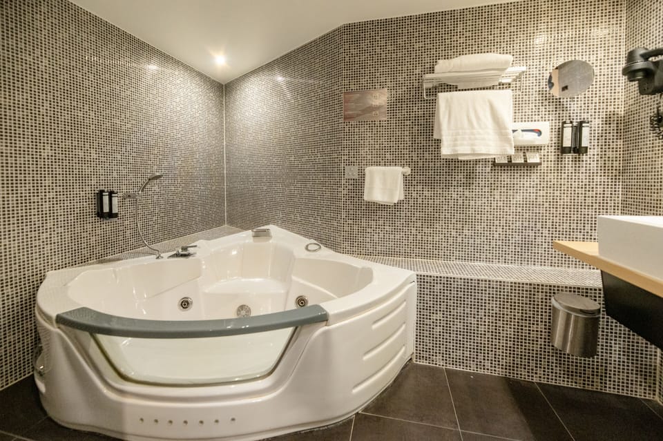 Suite (Nuptiale) | Bathroom | Combined shower/tub, designer toiletries, hair dryer, towels