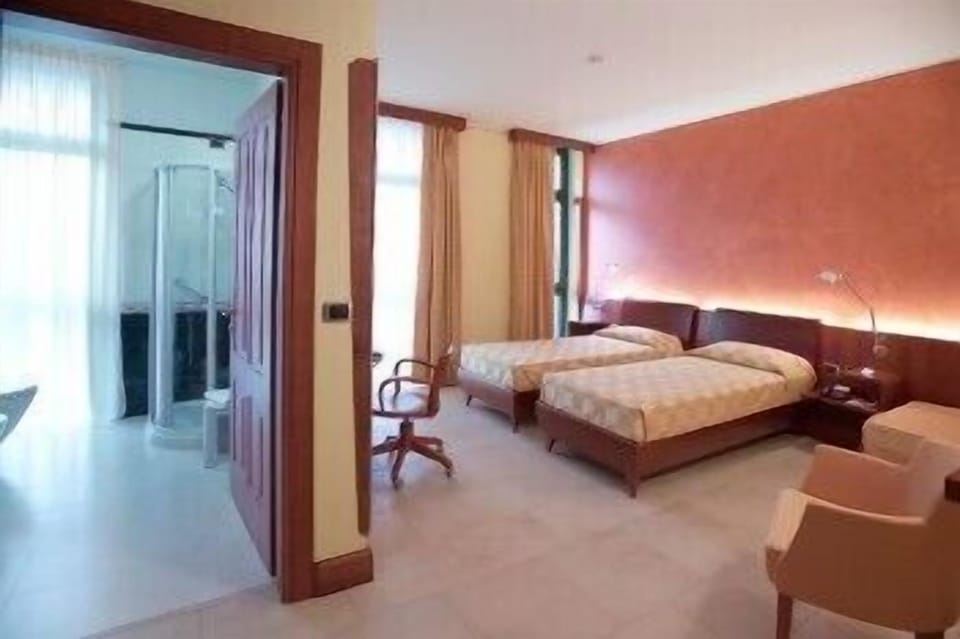 Triple Room, 3 Twin Beds | Minibar, in-room safe, desk, soundproofing