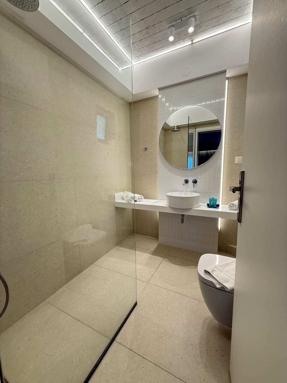 Superior Room, Garden View Top Floor | Bathroom | Hair dryer, towels, soap, shampoo