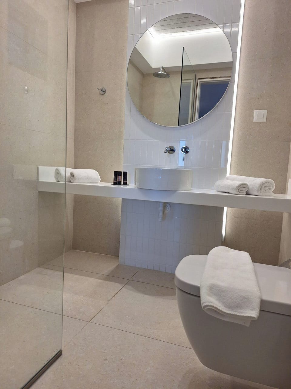 Superior Room, Sea View Top Floor | Bathroom | Hair dryer, towels, soap, shampoo