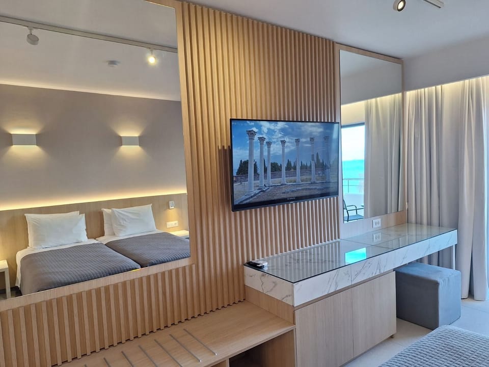 Superior Room, Sea View Top Floor | Desk, iron/ironing board, free WiFi, bed sheets