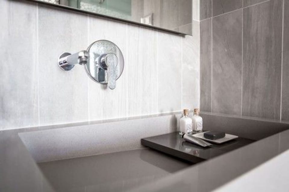 Single Room, 1 Double Bed | Bathroom amenities | Shower, rainfall showerhead, designer toiletries, hair dryer