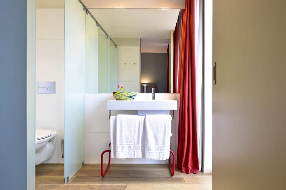 Shower, free toiletries, towels