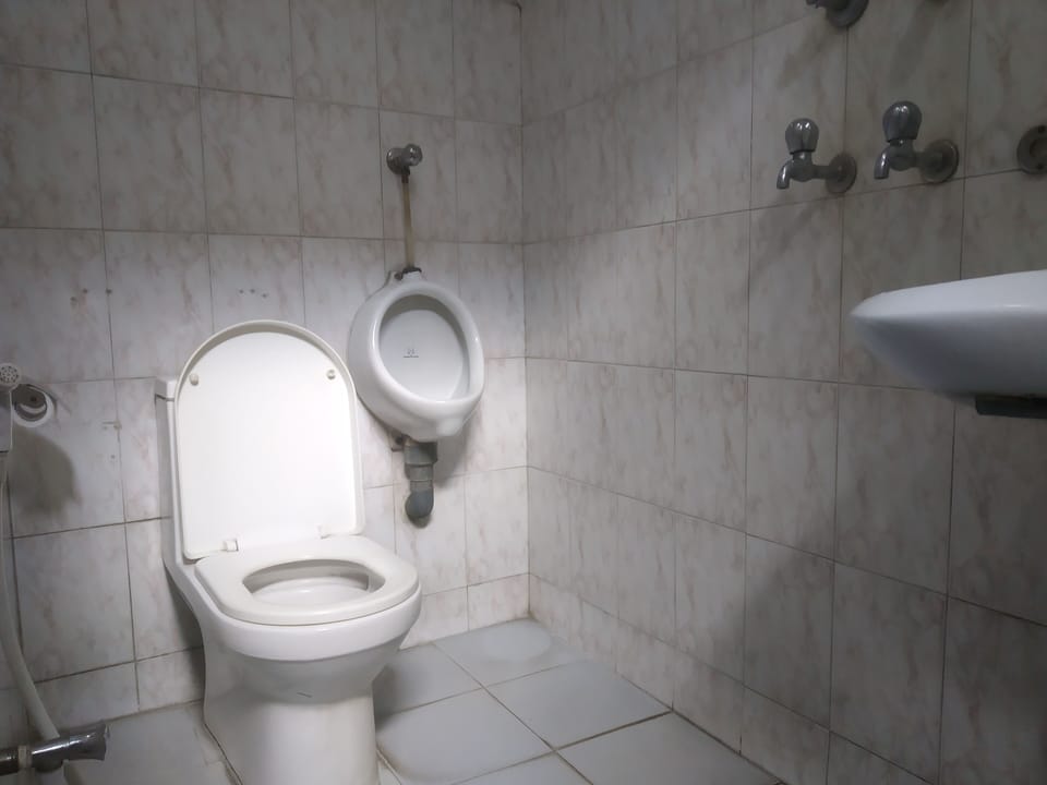 Budget Double or Twin Room Shared Bathroom | Bathroom | Shower, rainfall showerhead, free toiletries, slippers