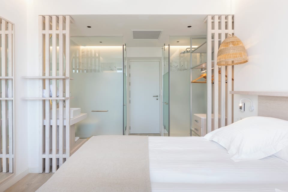 Premium bedding, desk, soundproofing, free WiFi