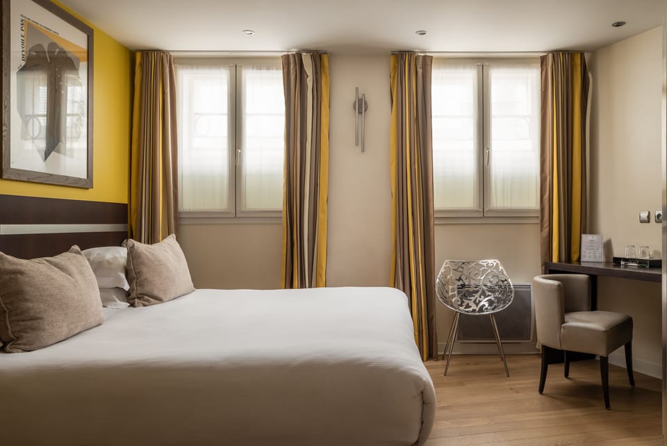 Triple Room | Minibar, in-room safe, desk, soundproofing