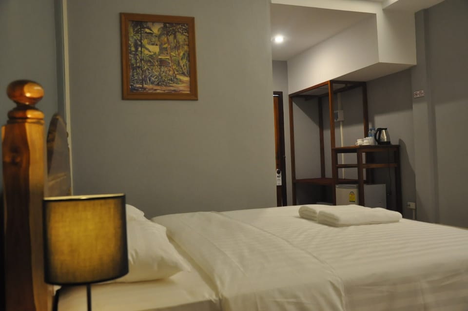 Deluxe King, Non Smoking | Minibar, in-room safe, free WiFi, bed sheets