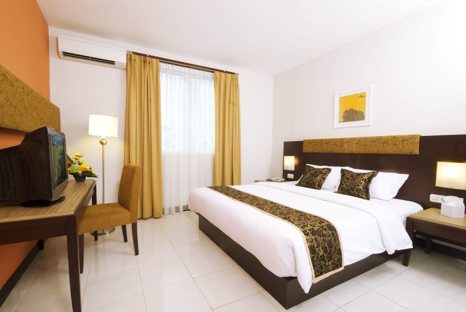Executive Suite | Bathroom | Shower, free toiletries, slippers, towels