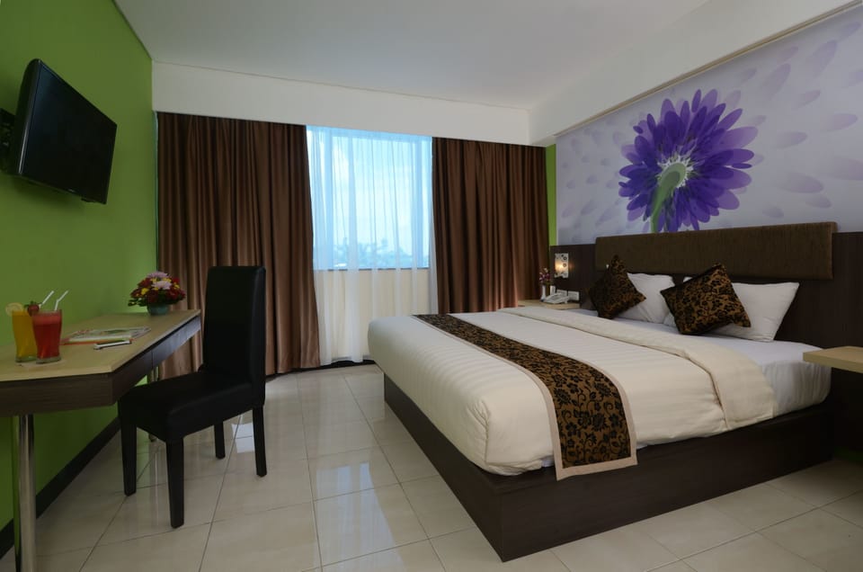 Executive Suite | Desk, blackout drapes, free wired internet