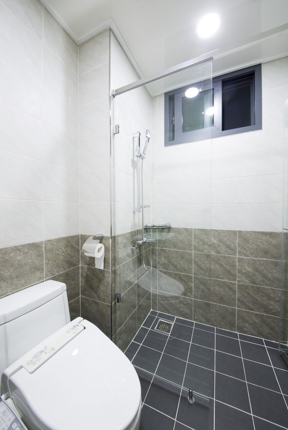 Garden Ocean | Bathroom | Shower, free toiletries, hair dryer, slippers