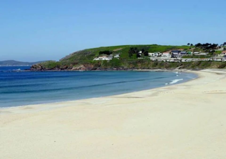 Beach nearby, white sand, beach bar