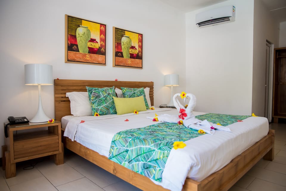 Premium bedding, in-room safe, soundproofing