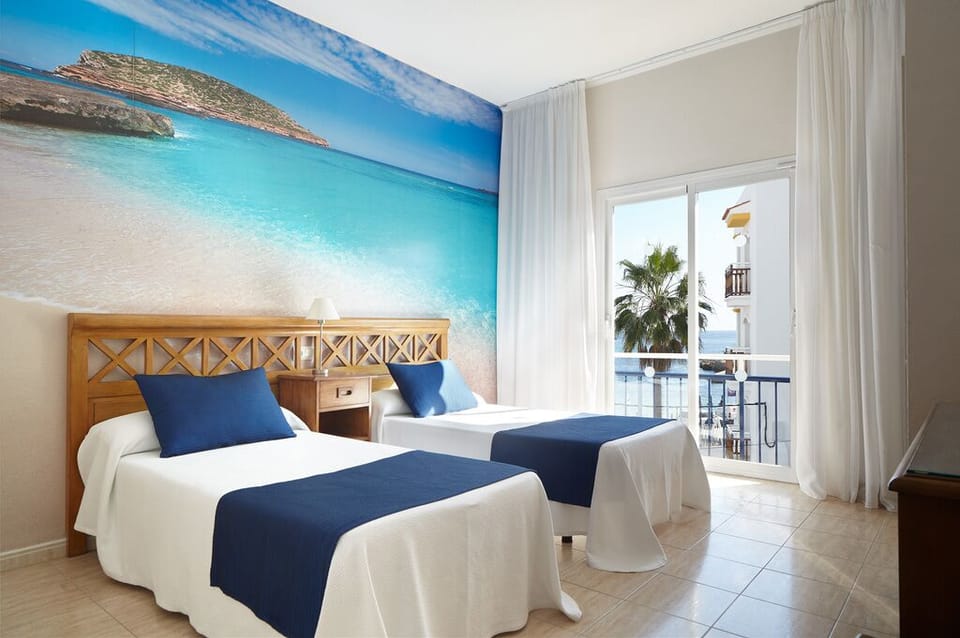 Double or Twin Room, Sea View | Desk, blackout drapes, WiFi (free), bed sheets