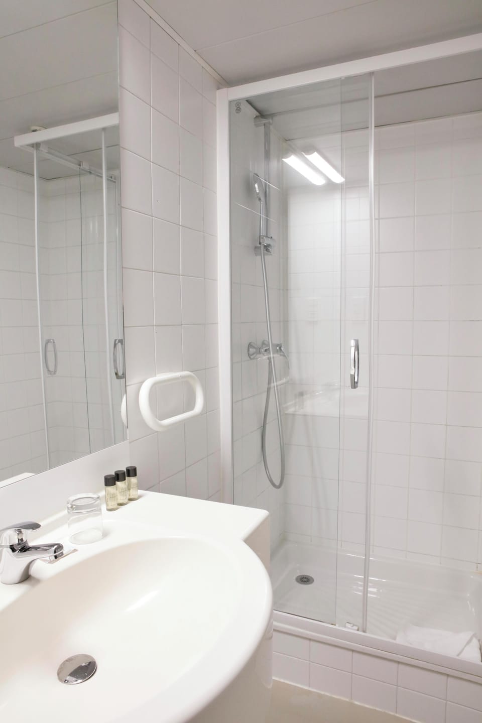 Shower, free toiletries, towels