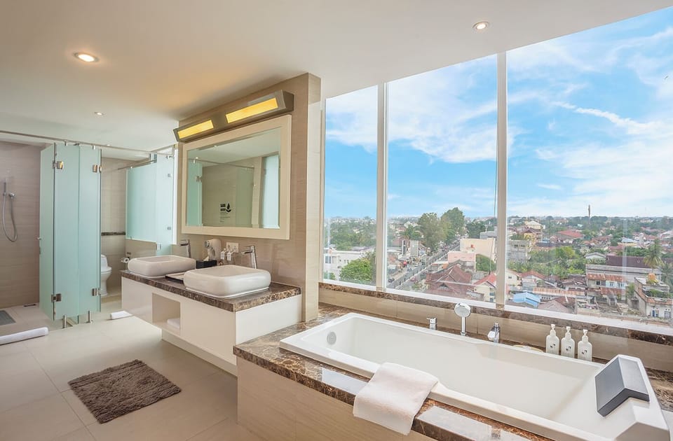 Premier Room | Bathroom | Free toiletries, slippers, bidet, towels