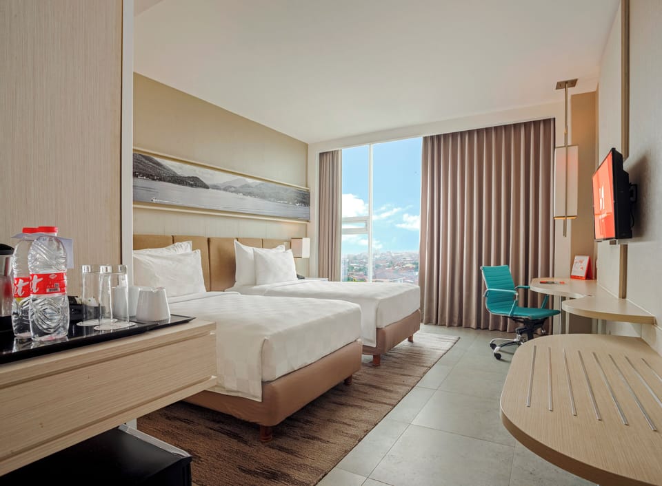 Deluxe Twin Room | Minibar, in-room safe, desk, laptop workspace
