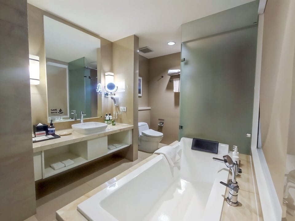 Executive Suite, City View | Bathroom | Free toiletries, slippers, bidet, towels