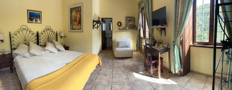 Twin Room | Minibar, desk, blackout drapes, free cribs/infant beds
