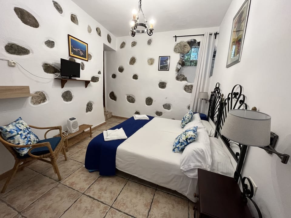 Twin Room | Minibar, desk, blackout drapes, free cribs/infant beds