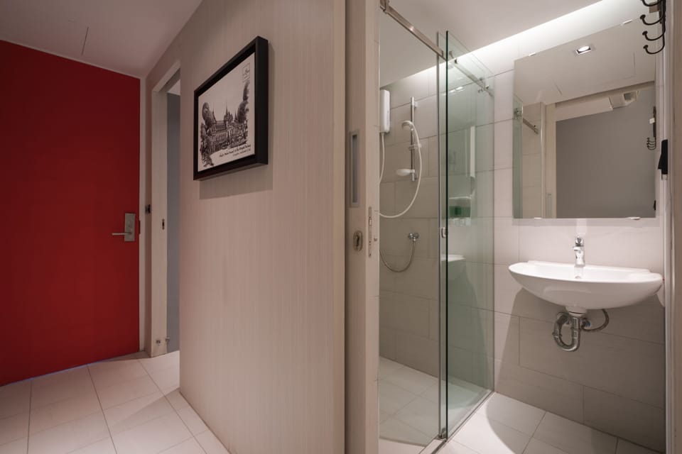 Shower, free toiletries, hair dryer, towels