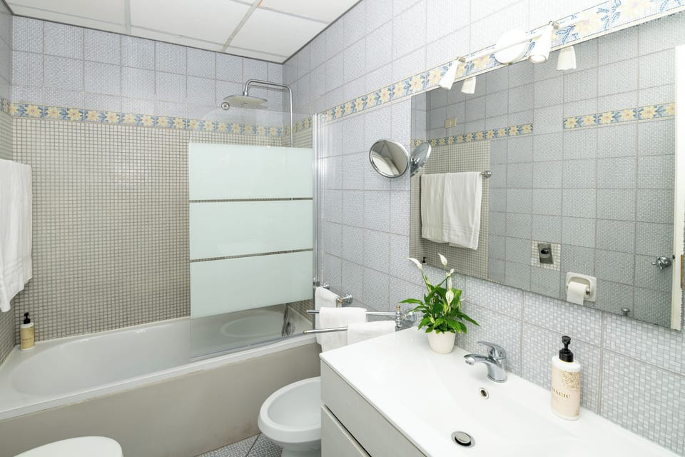 Standard Double Room, Sea View (con terrazzo) | Bathroom | Combined shower/tub, deep soaking tub, free toiletries, hair dryer