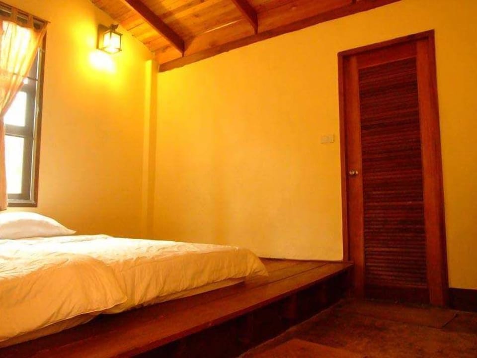 Double Bungalow | Individually furnished, desk, free WiFi, bed sheets