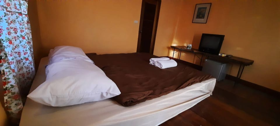 Standard Bungalow | Individually furnished, desk, free WiFi, bed sheets