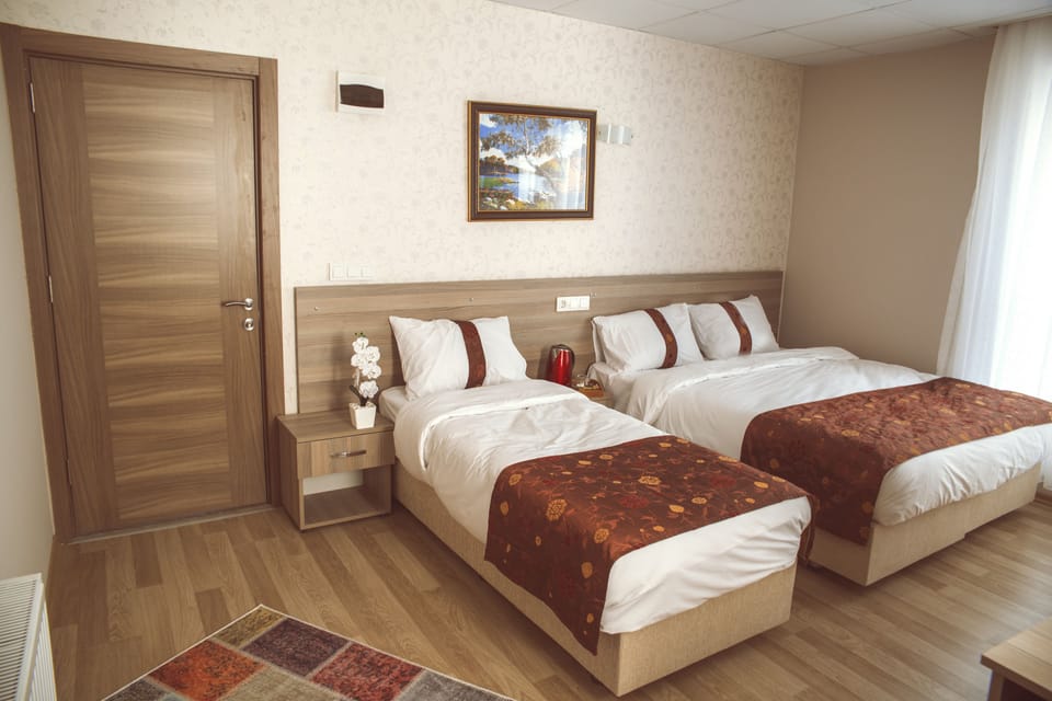 Deluxe Twin Room | In-room safe, desk, laptop workspace, soundproofing
