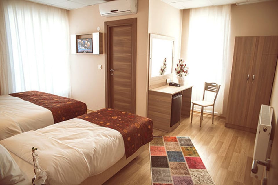 Deluxe Twin Room | In-room safe, desk, laptop workspace, soundproofing