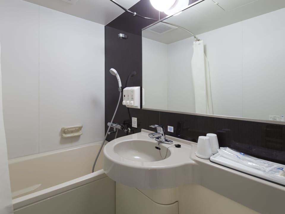 Combined shower/tub, deep soaking tub, hair dryer, slippers