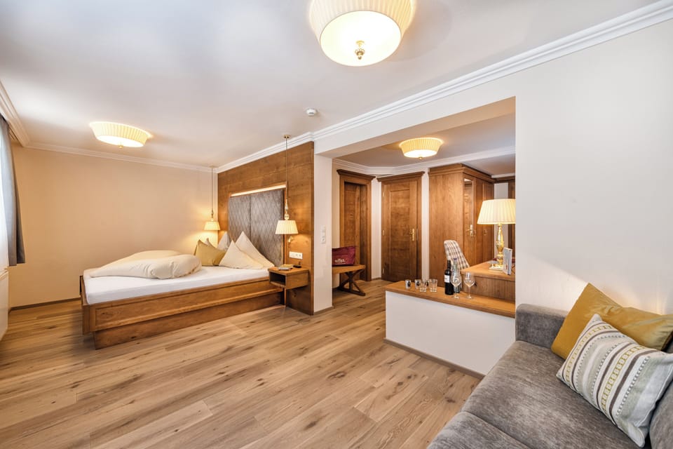 Family Double Room (de Luxe Sonne) | Living area | Flat-screen TV