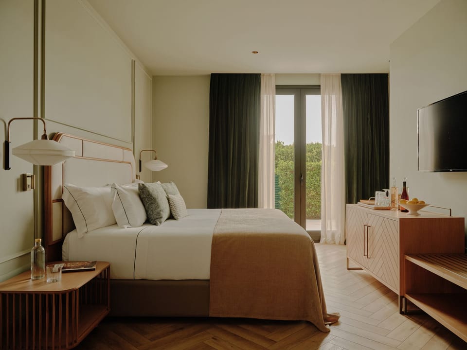 Jr Suite with Garden | Minibar, in-room safe, desk, soundproofing