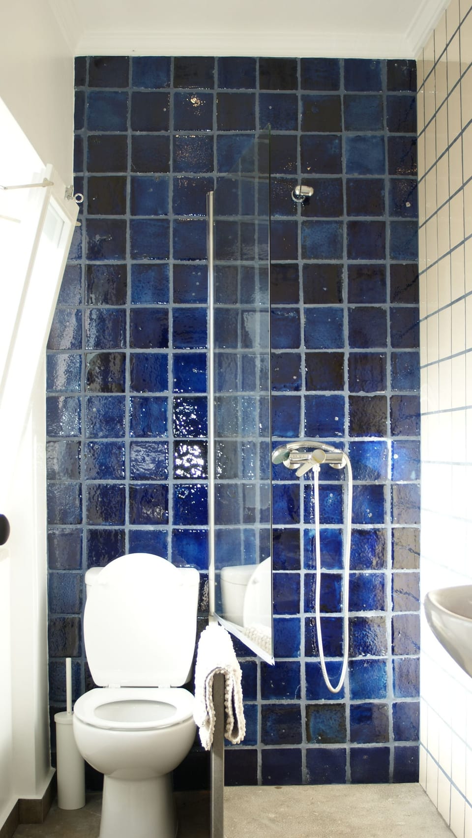 Shower, rainfall showerhead, free toiletries, hair dryer