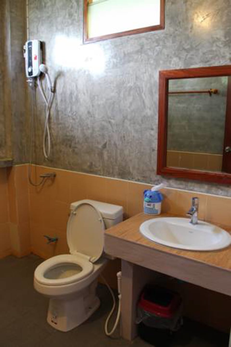 Comfort Double Room with Balcony | Bathroom | Shower, free toiletries, towels