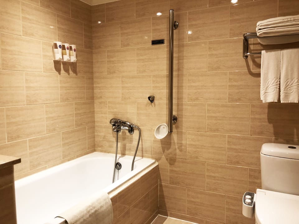 Family Quadruple Room | Bathroom | Hair dryer, towels, shampoo, toilet paper