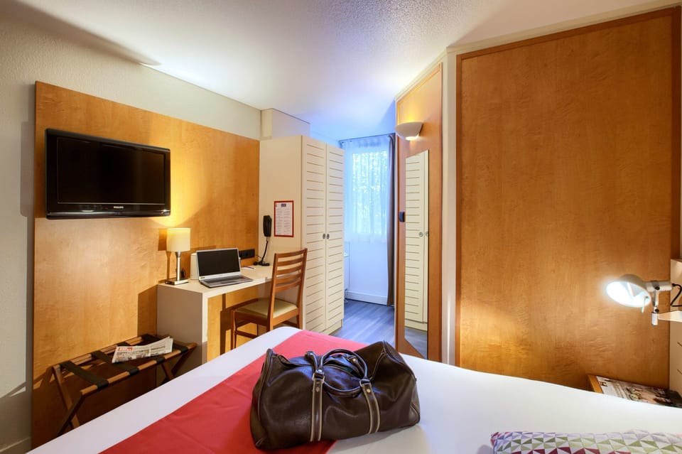 Standard Room, 1 Double Bed | Individually decorated, individually furnished, desk, blackout drapes