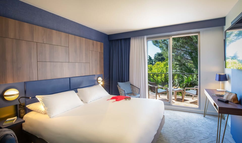 Premium bedding, in-room safe, individually decorated
