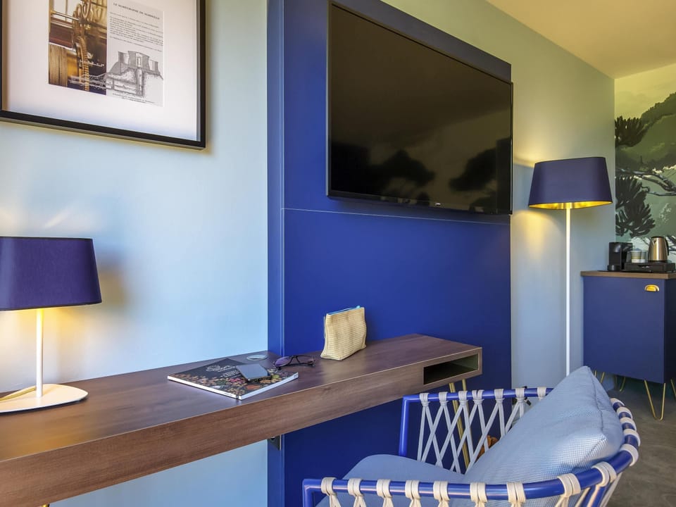 Premium bedding, in-room safe, individually decorated