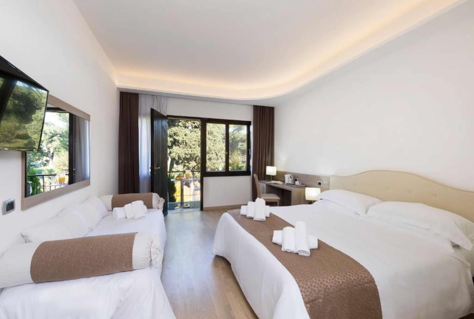 Superior Triple Room, Balcony | Egyptian cotton sheets, in-room safe, desk, blackout drapes