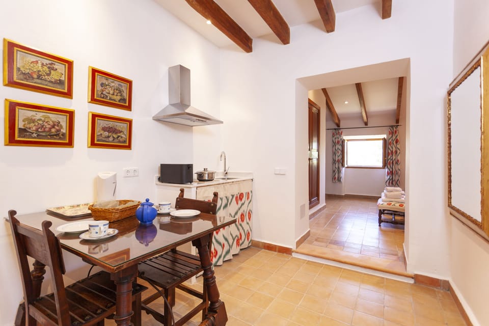 Traditional Studio, 1 Bedroom | Private kitchen | Coffee/tea maker, fridge, microwave, stovetop