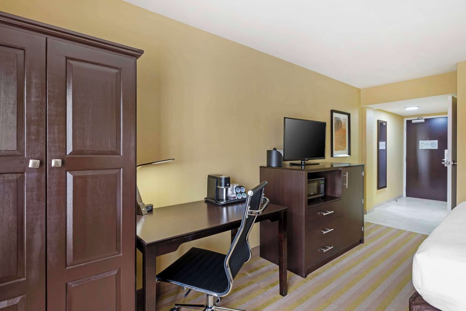Standard Room, 1 King Bed, Accessible, Bathtub | Pillowtop beds, desk, laptop workspace, soundproofing