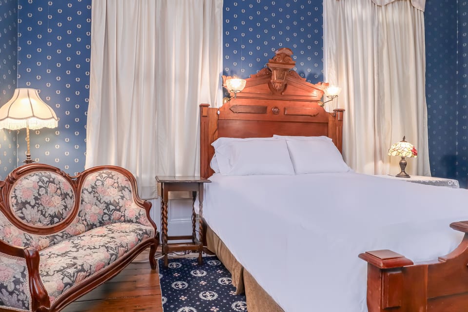 Room (Edwards Room) | Premium bedding, individually decorated, iron/ironing board, free WiFi